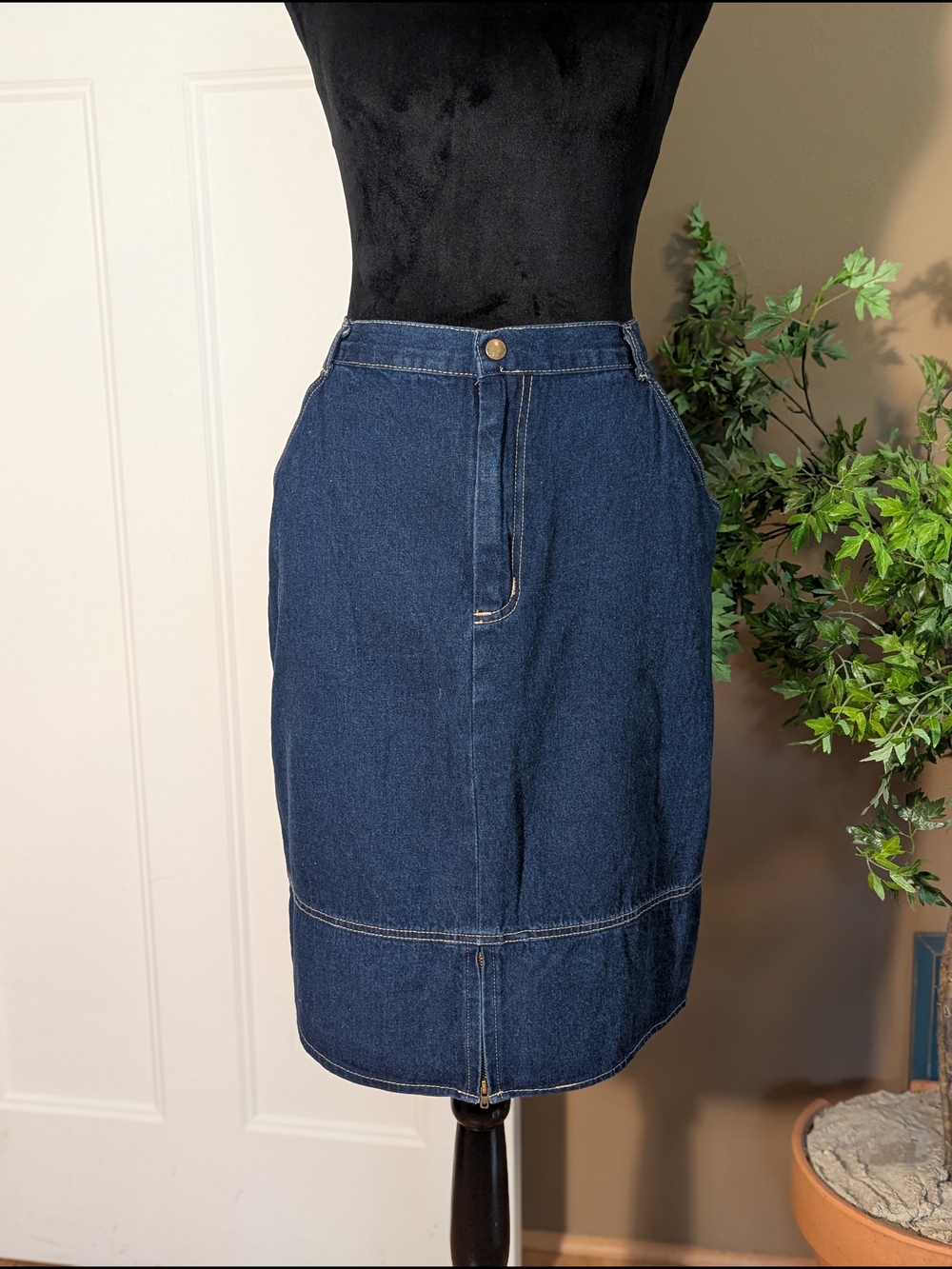 VTG Carlyle Classic Dark Blue Denim Pencil Skirt. Size 16.